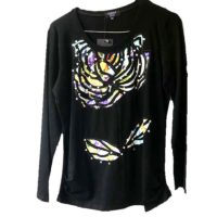 Sort bluse med farver og rheinstene