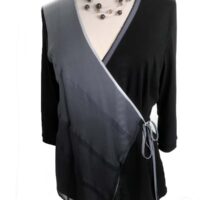 Slå om bluse sort og grå Evelin Brandt