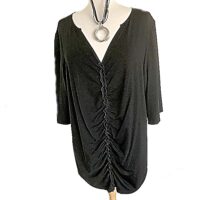 Sort bluse med rynk foran midtpå str. 52 Evelyn Brandt